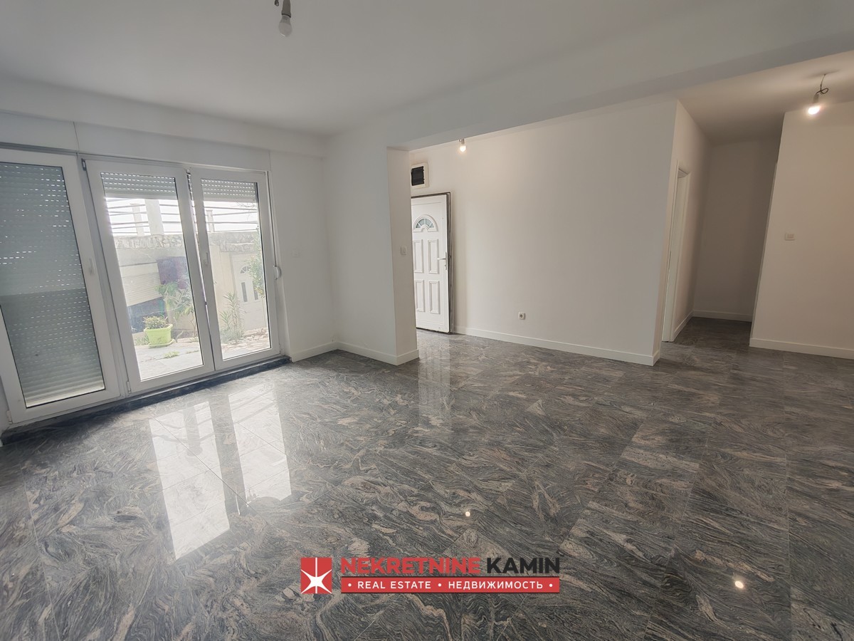 Jednosoban stan 57m2 sa dvorišnom terasom, Petrovac